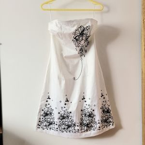 Women's White Strapless Summer Dress